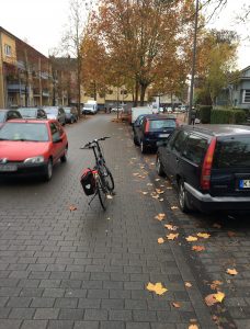 Sie behindern die Autos!!